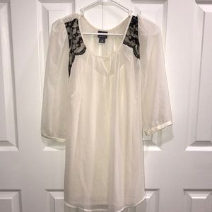 MOTHERHOOD - Medium Sheer cream and black lace top